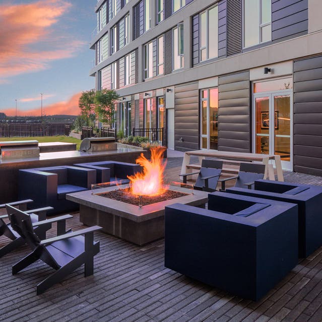 Rivage Apartments - Courtyard Terrace with Firepit and Grills