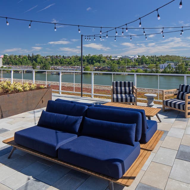 Rivage Apartments - Rooftop Terrace with Comfortable Seating Overlooking Willamette River