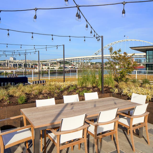 Rivage Apartments - Rooftop Terrace with Table and Chairs overlooking Willametter River